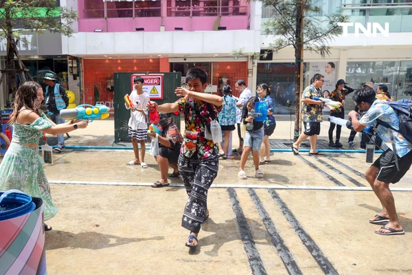 รูป-ประมวลภาพเล่นน้ำสงกรานต์ สยาม สยามพารากอน ไอคอนสยาม วันแรก-11