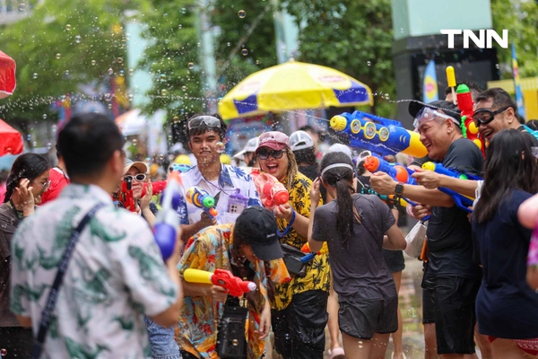 รูป-ประมวลภาพเล่นน้ำสงกรานต์ สยาม สยามพารากอน ไอคอนสยาม วันแรก-36