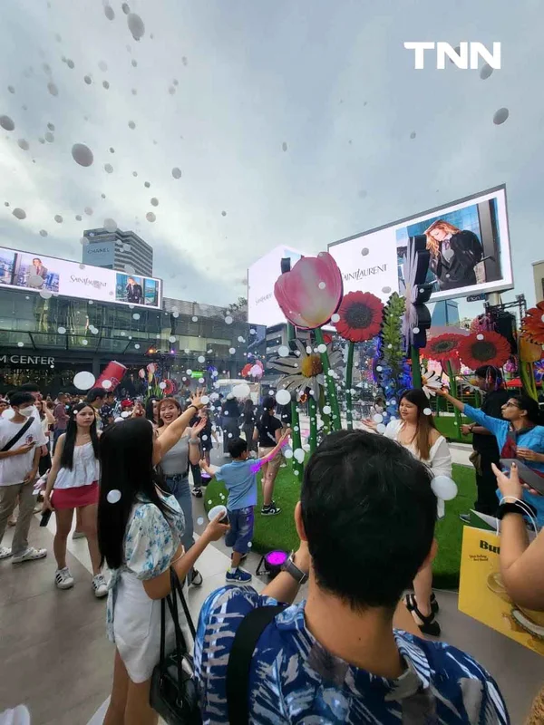 รูป-ประมวลภาพเล่นน้ำสงกรานต์ สยาม สยามพารากอน ไอคอนสยาม วันแรก-8