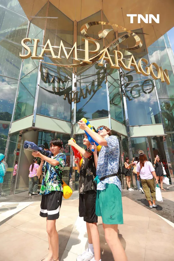 รูป-ประมวลภาพเล่นน้ำสงกรานต์ สยาม สยามพารากอน ไอคอนสยาม วันแรก-5