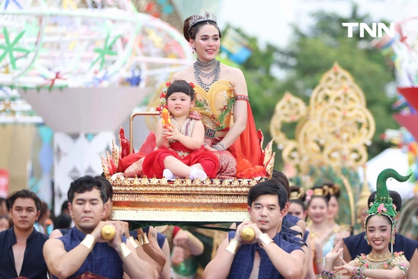รูป-“แม่ชมพู่ อารยา” ควงคู่ “น้องแอบิเกล” อวดความน่ารักเป็นนางสงกรานต์ทุงสะเทวีนำขบวนแห่สงกรานต์-8