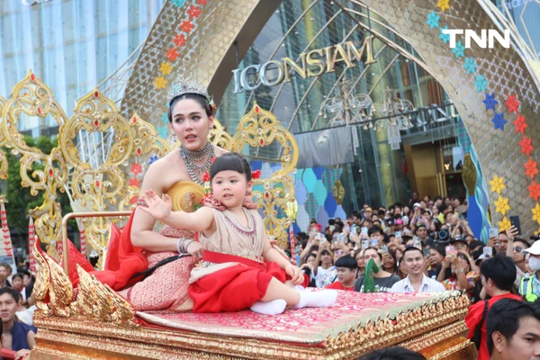 รูป-“แม่ชมพู่ อารยา” ควงคู่ “น้องแอบิเกล” อวดความน่ารักเป็นนางสงกรานต์ทุงสะเทวีนำขบวนแห่สงกรานต์-2