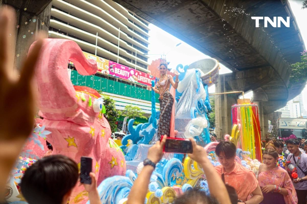 รูป-ประมวลภาพ คึกคัก สงท้ายสงกรานต์สีลมเจอกันใหม่ปีหน้า-13