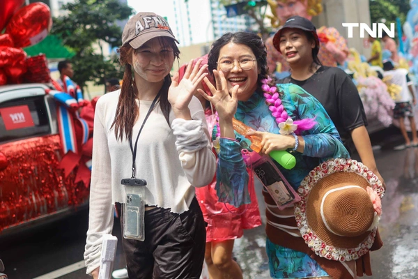 รูป-ประมวลภาพ คึกคัก สงท้ายสงกรานต์สีลมเจอกันใหม่ปีหน้า-5