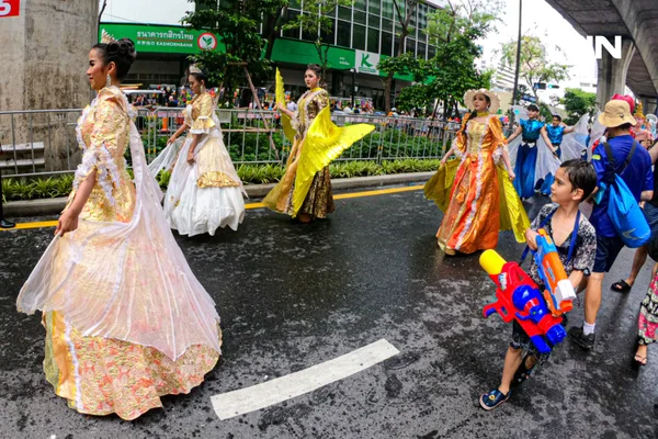 รูป-ประมวลภาพ คึกคัก สงท้ายสงกรานต์สีลมเจอกันใหม่ปีหน้า-35