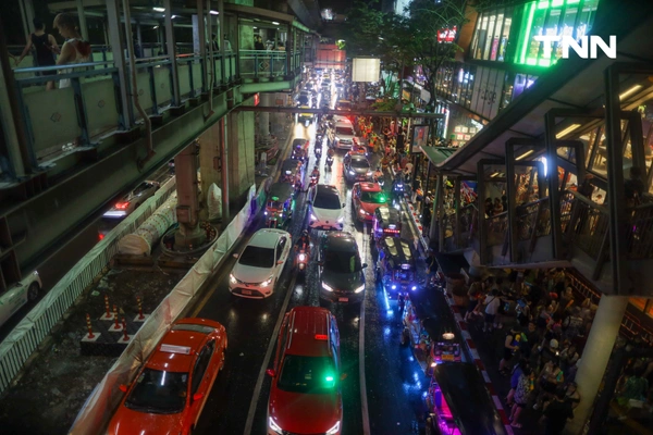 รูป-ประมวลภาพ คึกคัก สงท้ายสงกรานต์สีลมเจอกันใหม่ปีหน้า-33