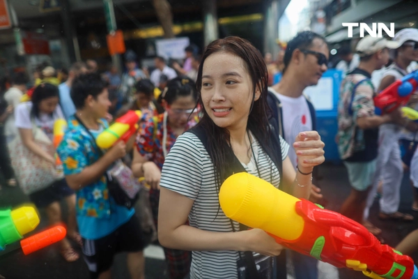 รูป-ประมวลภาพ คึกคัก สงท้ายสงกรานต์สีลมเจอกันใหม่ปีหน้า-15
