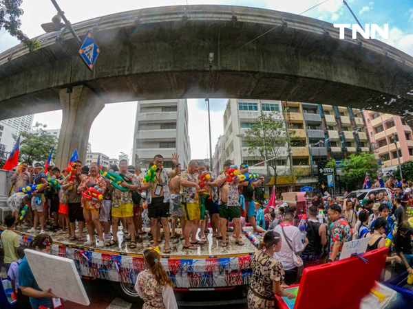 รูป-ประมวลภาพ คึกคัก สงท้ายสงกรานต์สีลมเจอกันใหม่ปีหน้า-34