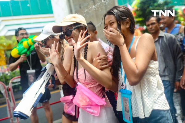 รูป-ประมวลภาพ คึกคัก สงท้ายสงกรานต์สีลมเจอกันใหม่ปีหน้า-12