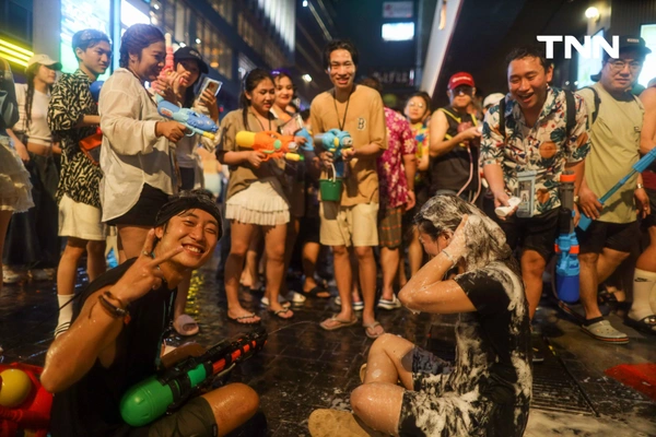 รูป-ประมวลภาพ คึกคัก สงท้ายสงกรานต์สีลมเจอกันใหม่ปีหน้า-30
