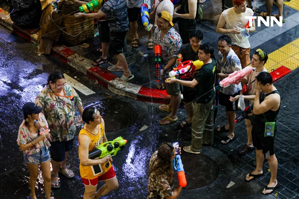 รูป-ประมวลภาพ คึกคัก สงท้ายสงกรานต์สีลมเจอกันใหม่ปีหน้า-37