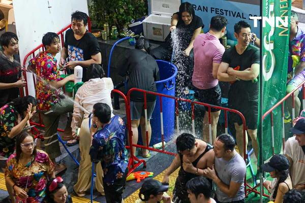 รูป-ประมวลภาพ คึกคัก สงท้ายสงกรานต์สีลมเจอกันใหม่ปีหน้า-36