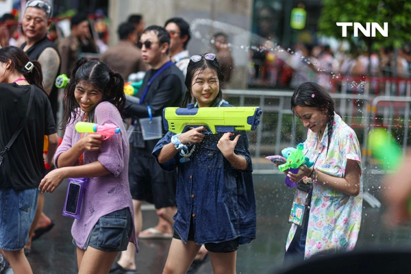 รูป-ประมวลภาพ คึกคัก สงท้ายสงกรานต์สีลมเจอกันใหม่ปีหน้า-43