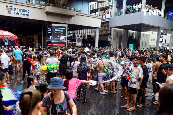 รูป-ประมวลภาพ คึกคัก สงท้ายสงกรานต์สีลมเจอกันใหม่ปีหน้า-22