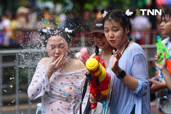รูป-ประมวลภาพ คึกคัก สงท้ายสงกรานต์สีลมเจอกันใหม่ปีหน้า-44