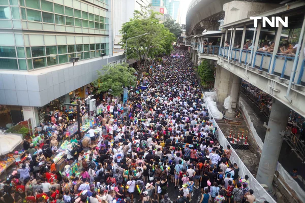รูป-ประมวลภาพ คึกคัก สงท้ายสงกรานต์สีลมเจอกันใหม่ปีหน้า-24