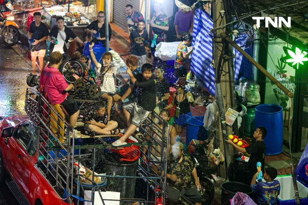 รูป-ประมวลภาพ คึกคัก สงท้ายสงกรานต์สีลมเจอกันใหม่ปีหน้า-38