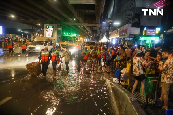รูป-ประมวลภาพ คึกคัก สงท้ายสงกรานต์สีลมเจอกันใหม่ปีหน้า-31