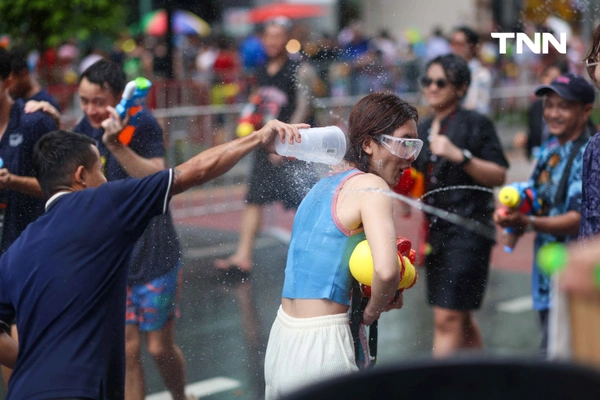 รูป-ประมวลภาพ คึกคัก สงท้ายสงกรานต์สีลมเจอกันใหม่ปีหน้า-42