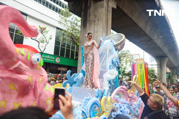 รูป-ประมวลภาพ คึกคัก สงท้ายสงกรานต์สีลมเจอกันใหม่ปีหน้า-8
