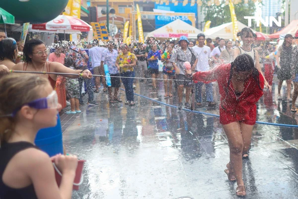 รูป-ส่งท้ายเทศกาลสงกรานต์ข้าวสาร นักท่องเที่ยวแน่นร่วมเล่นน้ำสงกรานต์วันสุดท้าย-10