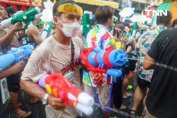 รูป-ส่งท้ายเทศกาลสงกรานต์ข้าวสาร นักท่องเที่ยวแน่นร่วมเล่นน้ำสงกรานต์วันสุดท้าย-5
