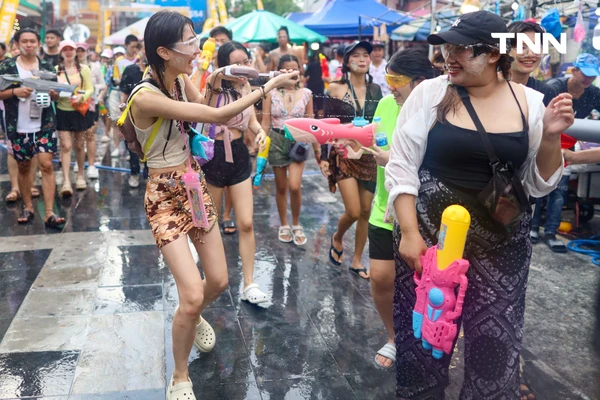 รูป-ส่งท้ายเทศกาลสงกรานต์ข้าวสาร นักท่องเที่ยวแน่นร่วมเล่นน้ำสงกรานต์วันสุดท้าย-17
