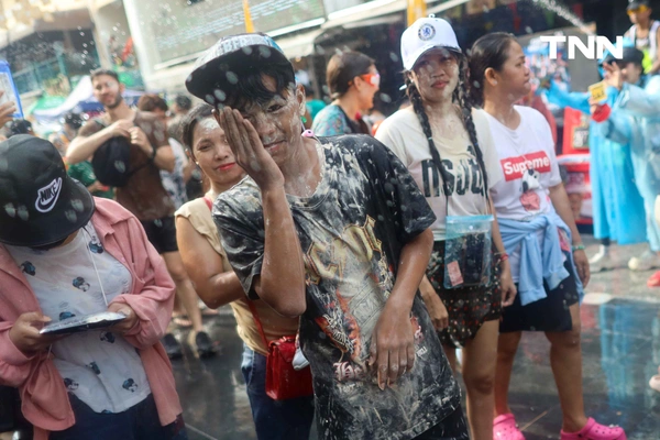 รูป-ส่งท้ายเทศกาลสงกรานต์ข้าวสาร นักท่องเที่ยวแน่นร่วมเล่นน้ำสงกรานต์วันสุดท้าย-6