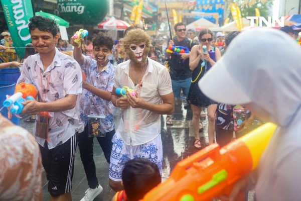 รูป-ส่งท้ายเทศกาลสงกรานต์ข้าวสาร นักท่องเที่ยวแน่นร่วมเล่นน้ำสงกรานต์วันสุดท้าย-14
