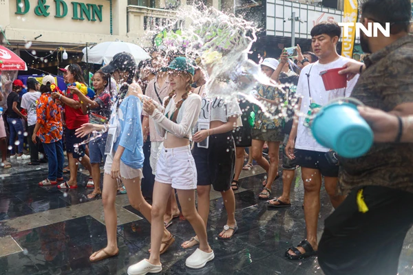 รูป-ส่งท้ายเทศกาลสงกรานต์ข้าวสาร นักท่องเที่ยวแน่นร่วมเล่นน้ำสงกรานต์วันสุดท้าย-8