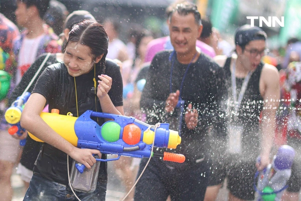 รูป-ส่งท้ายเทศกาลสงกรานต์ข้าวสาร นักท่องเที่ยวแน่นร่วมเล่นน้ำสงกรานต์วันสุดท้าย-24