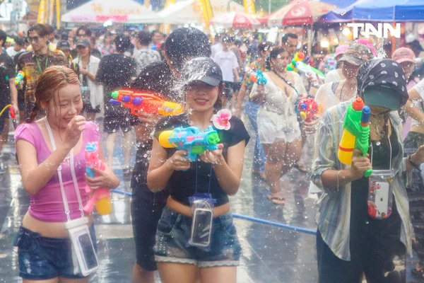 รูป-ส่งท้ายเทศกาลสงกรานต์ข้าวสาร นักท่องเที่ยวแน่นร่วมเล่นน้ำสงกรานต์วันสุดท้าย-20