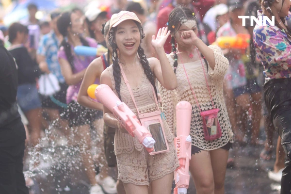 รูป-ส่งท้ายเทศกาลสงกรานต์ข้าวสาร นักท่องเที่ยวแน่นร่วมเล่นน้ำสงกรานต์วันสุดท้าย-25