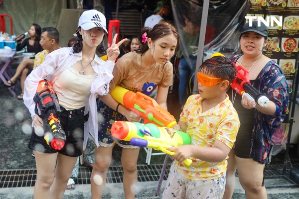 รูป-ส่งท้ายเทศกาลสงกรานต์ข้าวสาร นักท่องเที่ยวแน่นร่วมเล่นน้ำสงกรานต์วันสุดท้าย-2