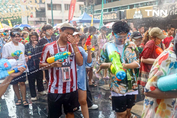 รูป-ส่งท้ายเทศกาลสงกรานต์ข้าวสาร นักท่องเที่ยวแน่นร่วมเล่นน้ำสงกรานต์วันสุดท้าย-9