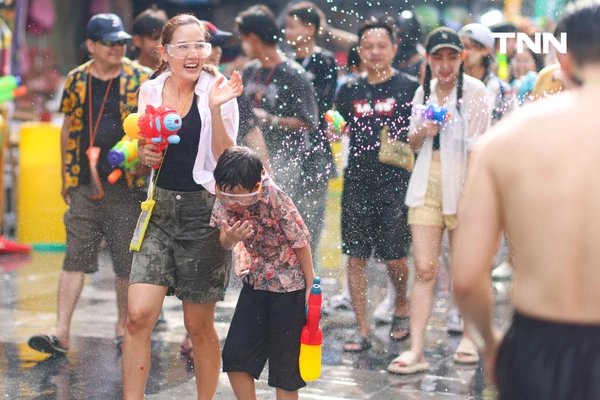 รูป-ส่งท้ายเทศกาลสงกรานต์ข้าวสาร นักท่องเที่ยวแน่นร่วมเล่นน้ำสงกรานต์วันสุดท้าย-22