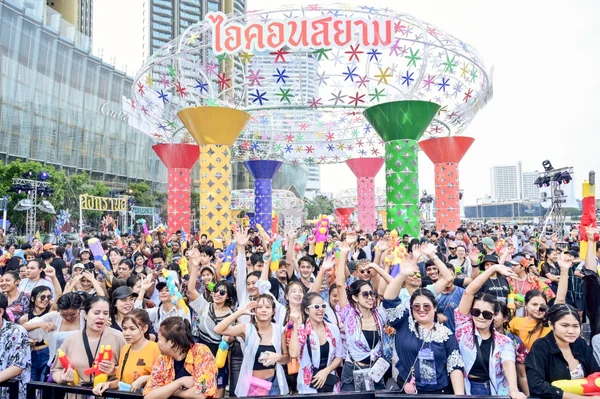 รูป-ส่งท้ายสงกรานต์ไอคอนสยาม อัญเชิญน้ำพระพุทธมนต์ 9 วัดดัง เสริมสิริมงคลรับปีใหม่ไทย-6
