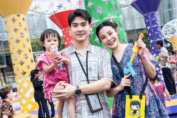 รูป-ส่งท้ายสงกรานต์ไอคอนสยาม อัญเชิญน้ำพระพุทธมนต์ 9 วัดดัง เสริมสิริมงคลรับปีใหม่ไทย-5