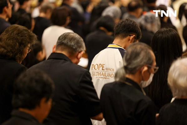 รูป-คริสต์ศาสนิกชนชาวไทยจำนวนมากร่วมพิธีมิสซาบูชาขอบพระคุณ เพื่อถวายความอาลัยแก่โป๊ปฟรานซิส-14