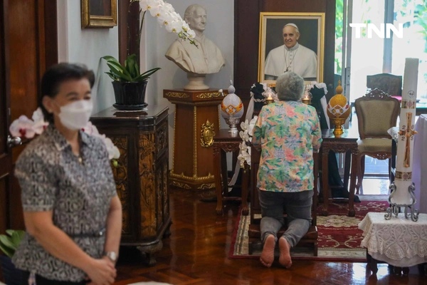 รูป-คริสต์ศาสนิกชนชาวไทยลงนามไว้อาลัยสมเด็จพระสันตะปาปาฟรังซิส-16
