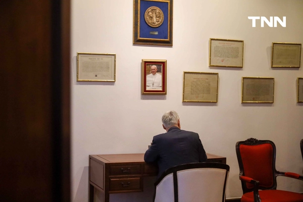 รูป-คริสต์ศาสนิกชนชาวไทยลงนามไว้อาลัยสมเด็จพระสันตะปาปาฟรังซิส-13