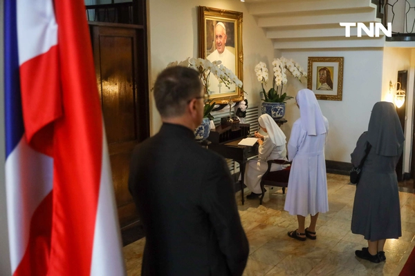 รูป-คริสต์ศาสนิกชนชาวไทยลงนามไว้อาลัยสมเด็จพระสันตะปาปาฟรังซิส-11