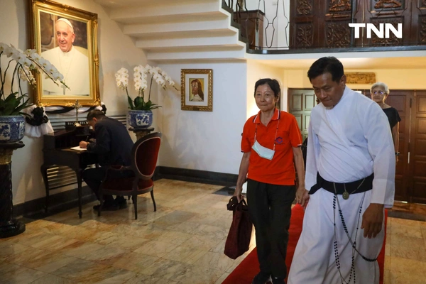 รูป-คริสต์ศาสนิกชนชาวไทยลงนามไว้อาลัยสมเด็จพระสันตะปาปาฟรังซิส-10