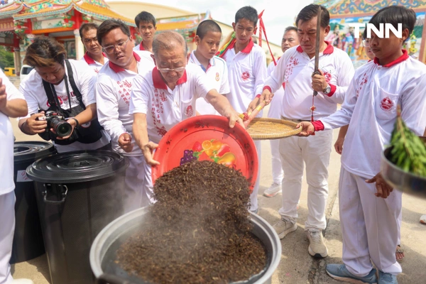 รูป-จิตอาสาร่วมพิธี “ล้างน้ำชา” ทำความสะอาดกระดูกศพไร้ญาติก่อนฌาปนกิจในพิธีล้างป่าช้า-13