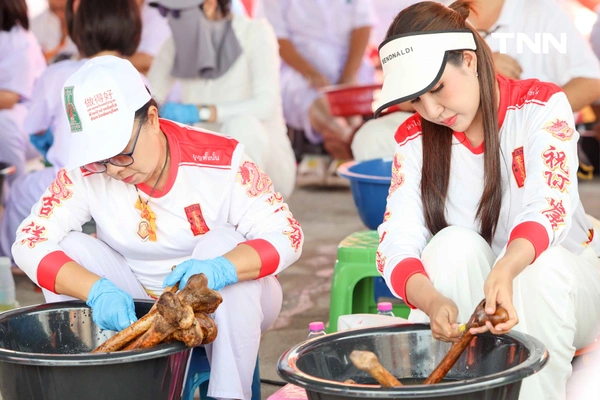 รูป-จิตอาสาร่วมพิธี “ล้างน้ำชา” ทำความสะอาดกระดูกศพไร้ญาติก่อนฌาปนกิจในพิธีล้างป่าช้า-8