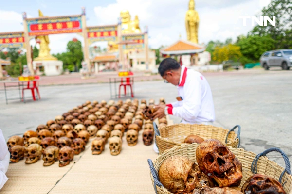 รูป-จิตอาสาร่วมพิธี “ล้างน้ำชา” ทำความสะอาดกระดูกศพไร้ญาติก่อนฌาปนกิจในพิธีล้างป่าช้า-26