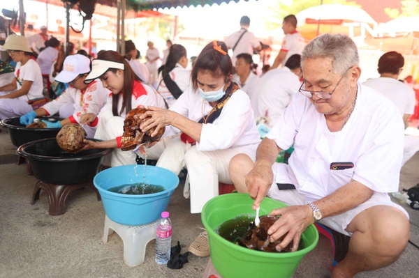 รูป-จิตอาสาร่วมพิธี “ล้างน้ำชา” ทำความสะอาดกระดูกศพไร้ญาติก่อนฌาปนกิจในพิธีล้างป่าช้า-27