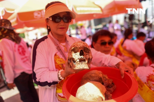 รูป-จิตอาสาร่วมพิธี “ล้างน้ำชา” ทำความสะอาดกระดูกศพไร้ญาติก่อนฌาปนกิจในพิธีล้างป่าช้า-20