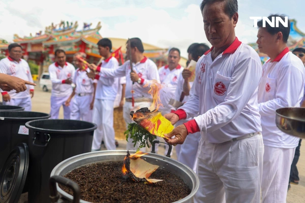รูป-จิตอาสาร่วมพิธี “ล้างน้ำชา” ทำความสะอาดกระดูกศพไร้ญาติก่อนฌาปนกิจในพิธีล้างป่าช้า-14