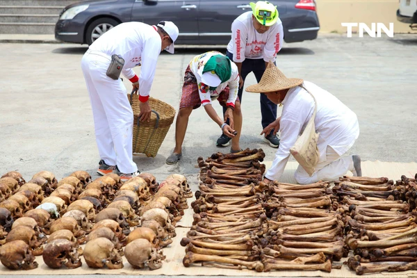 รูป-จิตอาสาร่วมพิธี “ล้างน้ำชา” ทำความสะอาดกระดูกศพไร้ญาติก่อนฌาปนกิจในพิธีล้างป่าช้า-9